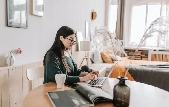 Why Students Prefer MacBook Over Windows PC for Writing an Assignments